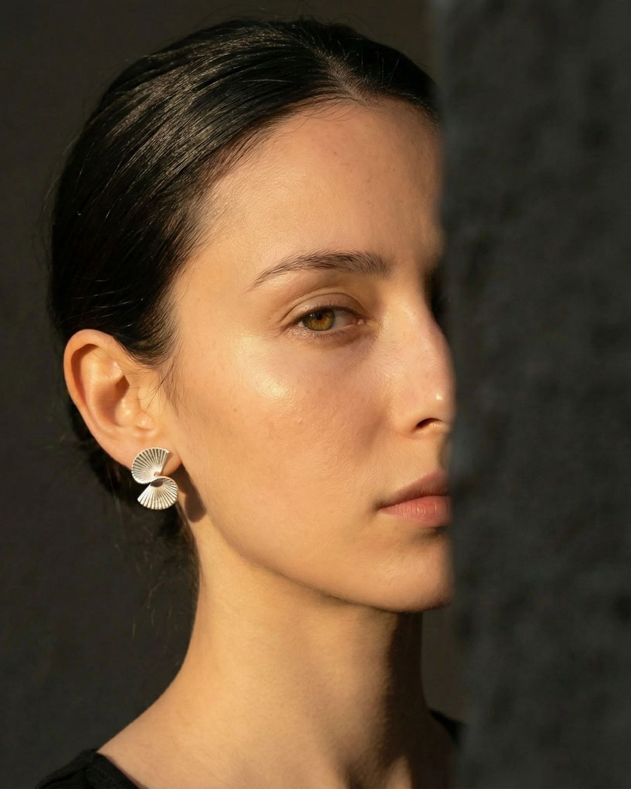 Pleats Earrings -Chasing Secondary image